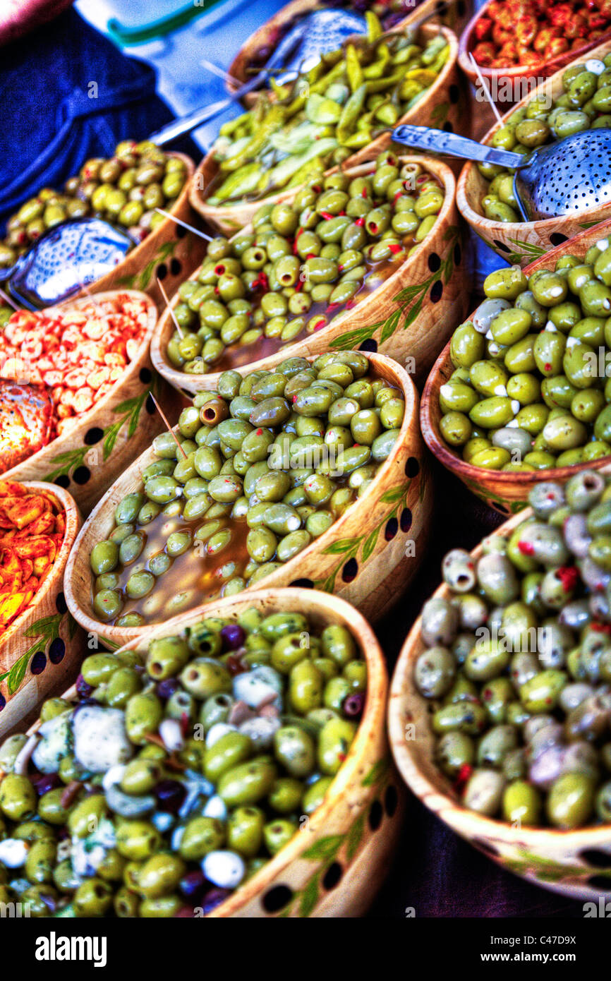 Olive verdi per la vendita sul mercato degli agricoltori a Louth, Lincolnshire Foto Stock