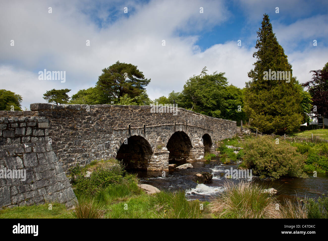 Triple-arch ponte stradale tra Est Dart River a Postbridge, Parco Nazionale di Dartmoor, Devon Foto Stock