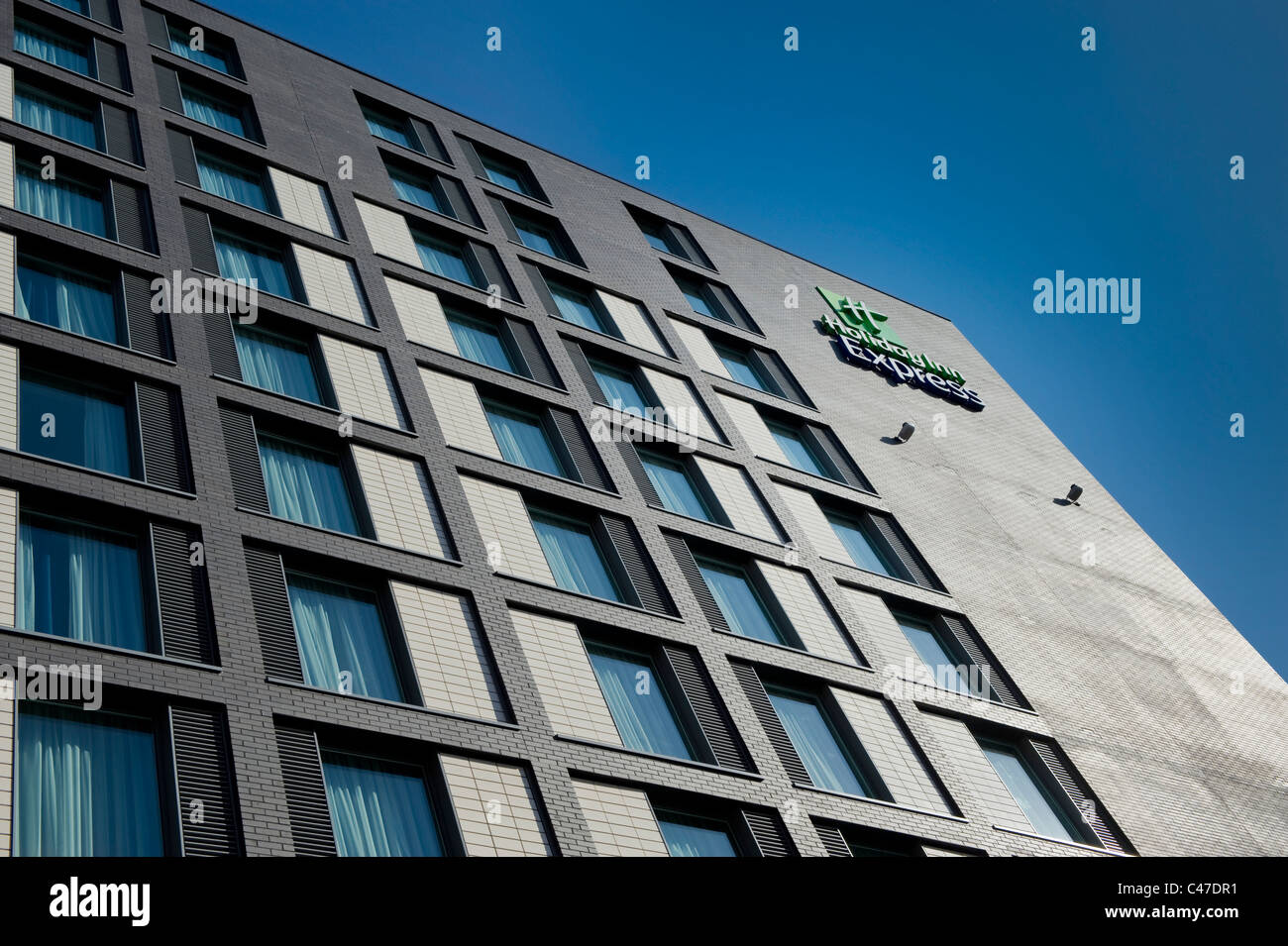 Windows dell'Holiday Inn Express si trova sulla Oxford Road vicino al campus dell'Università di Manchester. Foto Stock