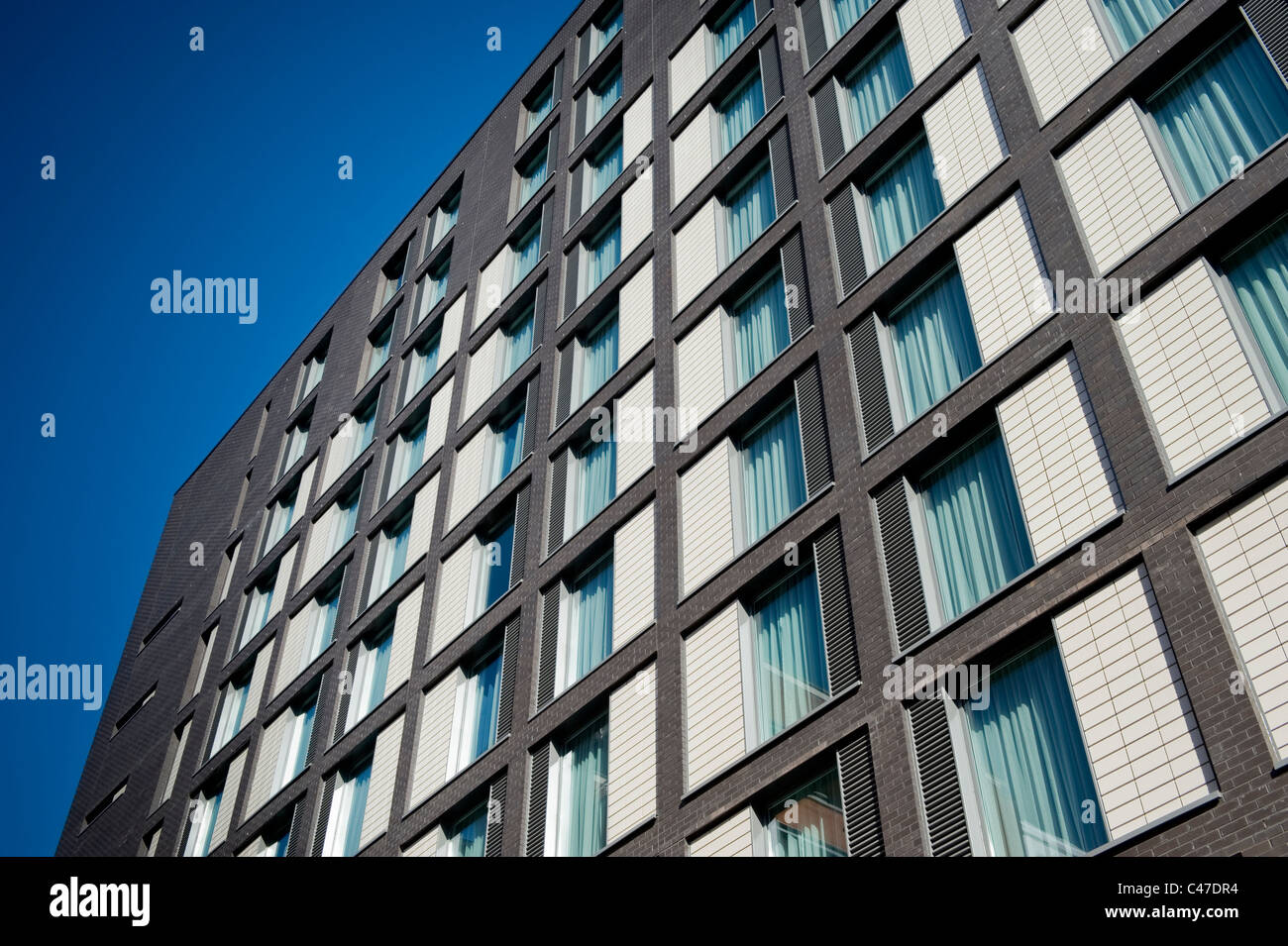 Windows dell'Holiday Inn Express si trova sulla Oxford Road vicino al campus dell'Università di Manchester. Foto Stock