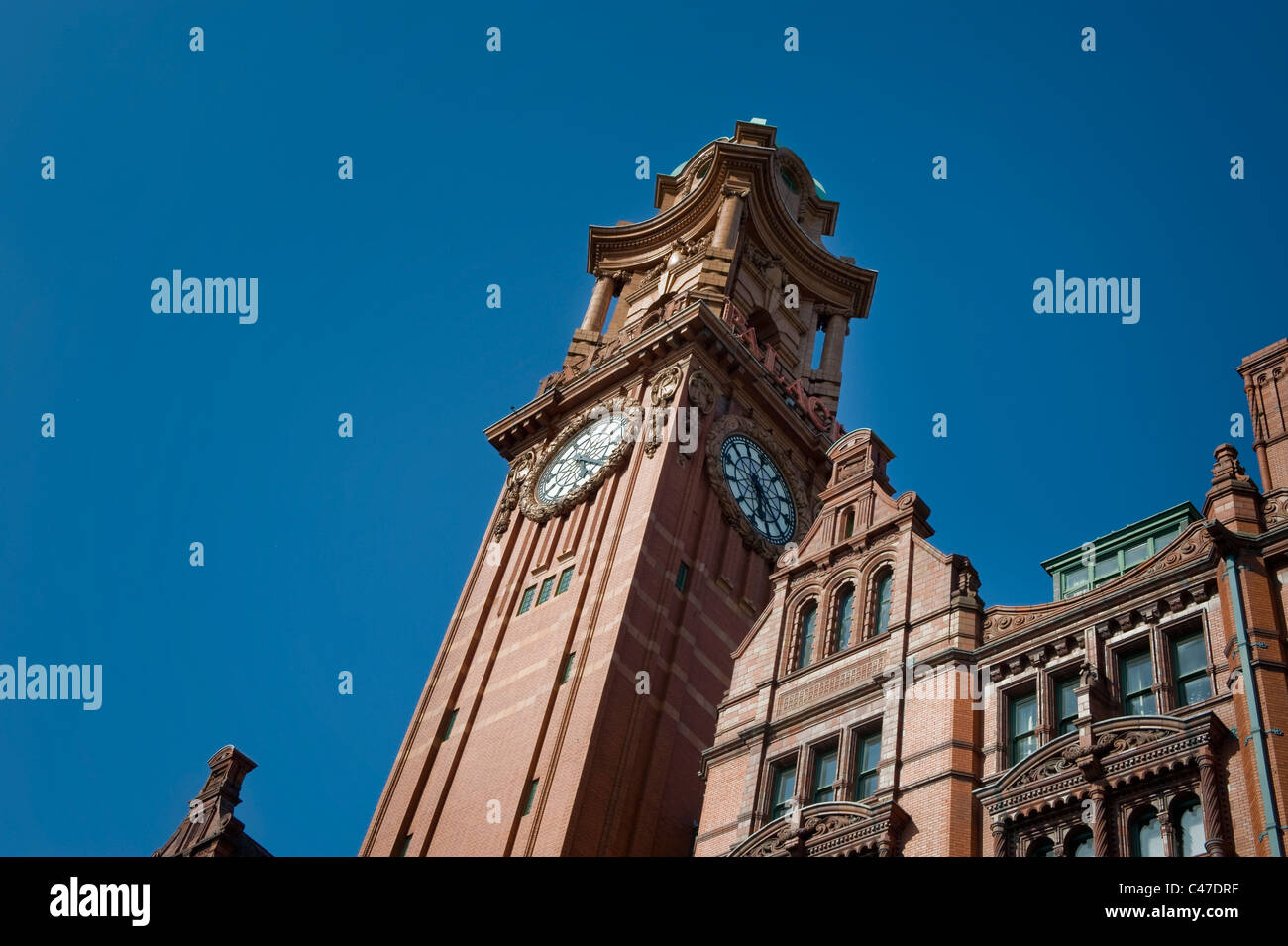 La torre dell'orologio del Barocco eclettico Palace Hotel, Oxford Road, Manchester. Foto Stock