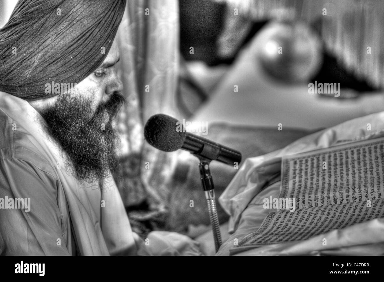 La religione sikh chierico la lettura del Corano, il Corano, preacing i suoi insegnamenti Foto Stock