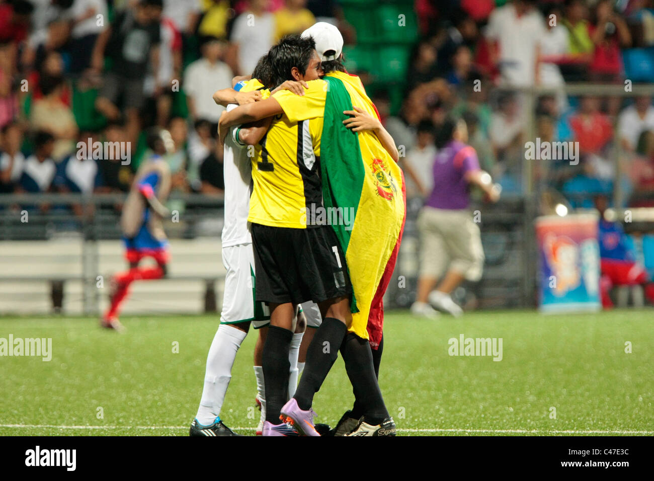 I giocatori boliviana di reagire alla loro vittoria su Haiti per conquistare la medaglia d'oro nella fase finale delle Olimpiadi della Gioventù Maschile di calcio. Foto Stock