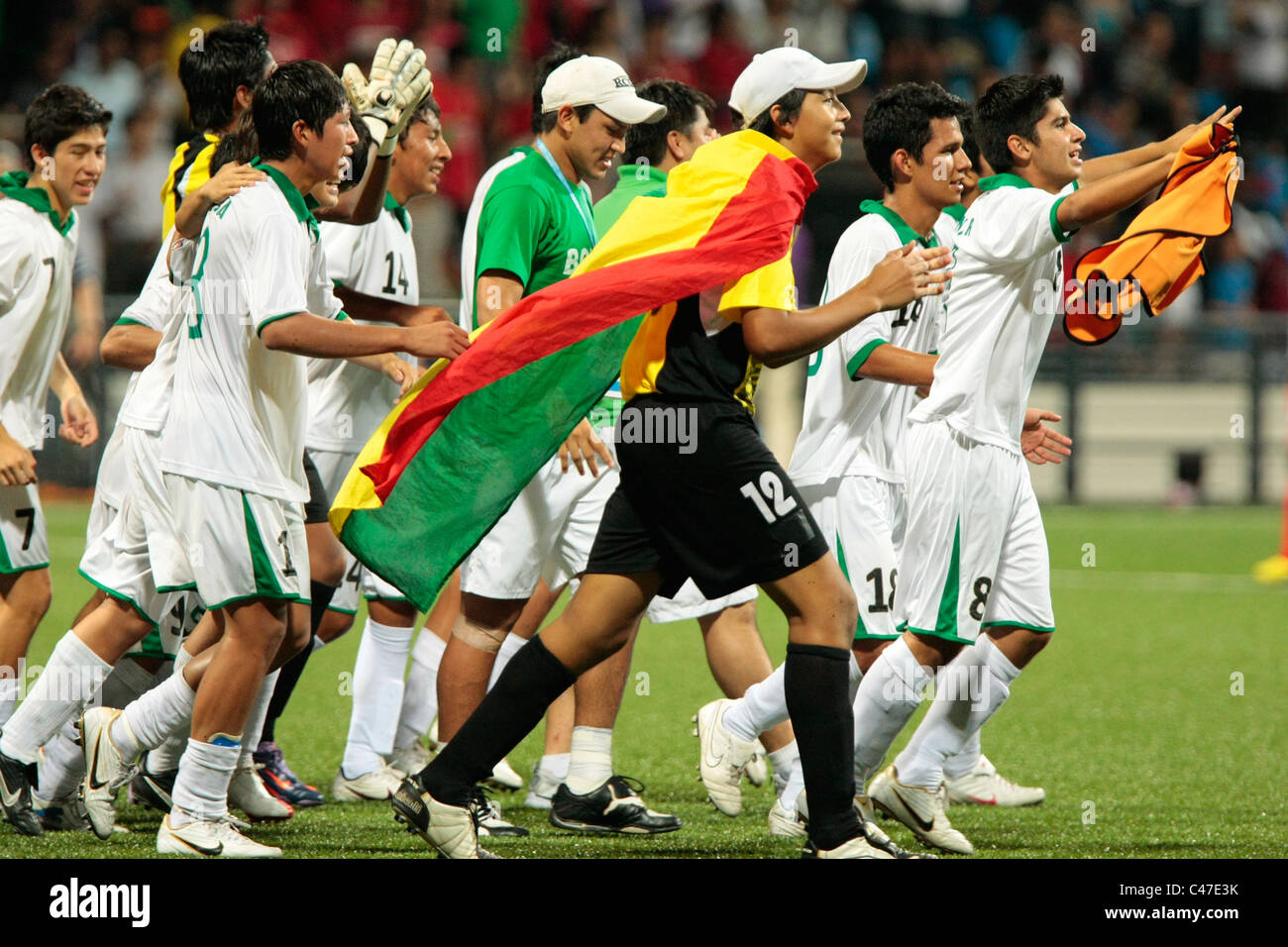 I giocatori boliviana di reagire alla loro vittoria su Haiti per conquistare la medaglia d'oro nella fase finale delle Olimpiadi della Gioventù Maschile di calcio. Foto Stock