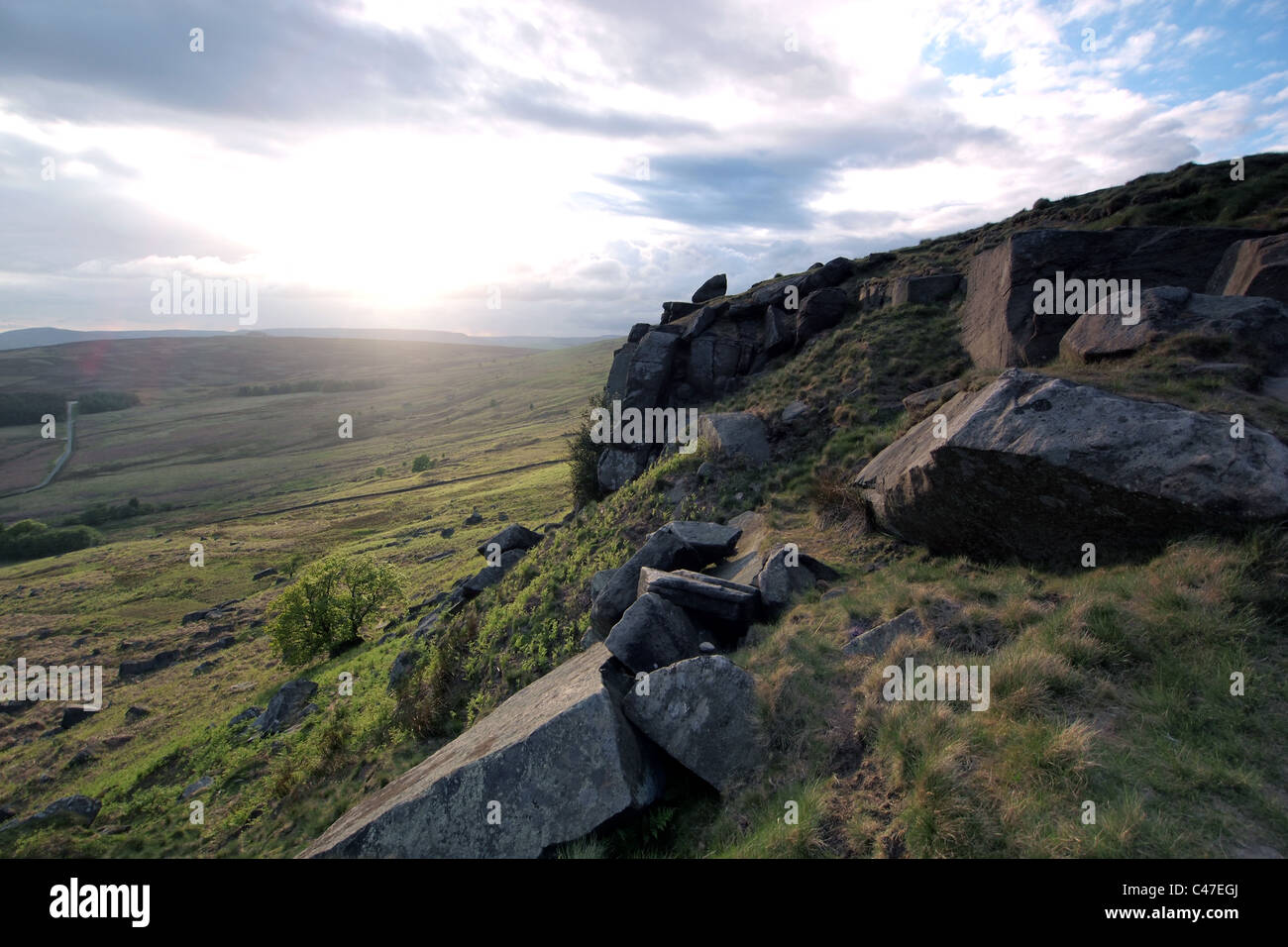 Bordo Stanage rocky gritstone affioramento del Peak District, Derbyshire, in Inghilterra, in Gran Bretagna Foto Stock