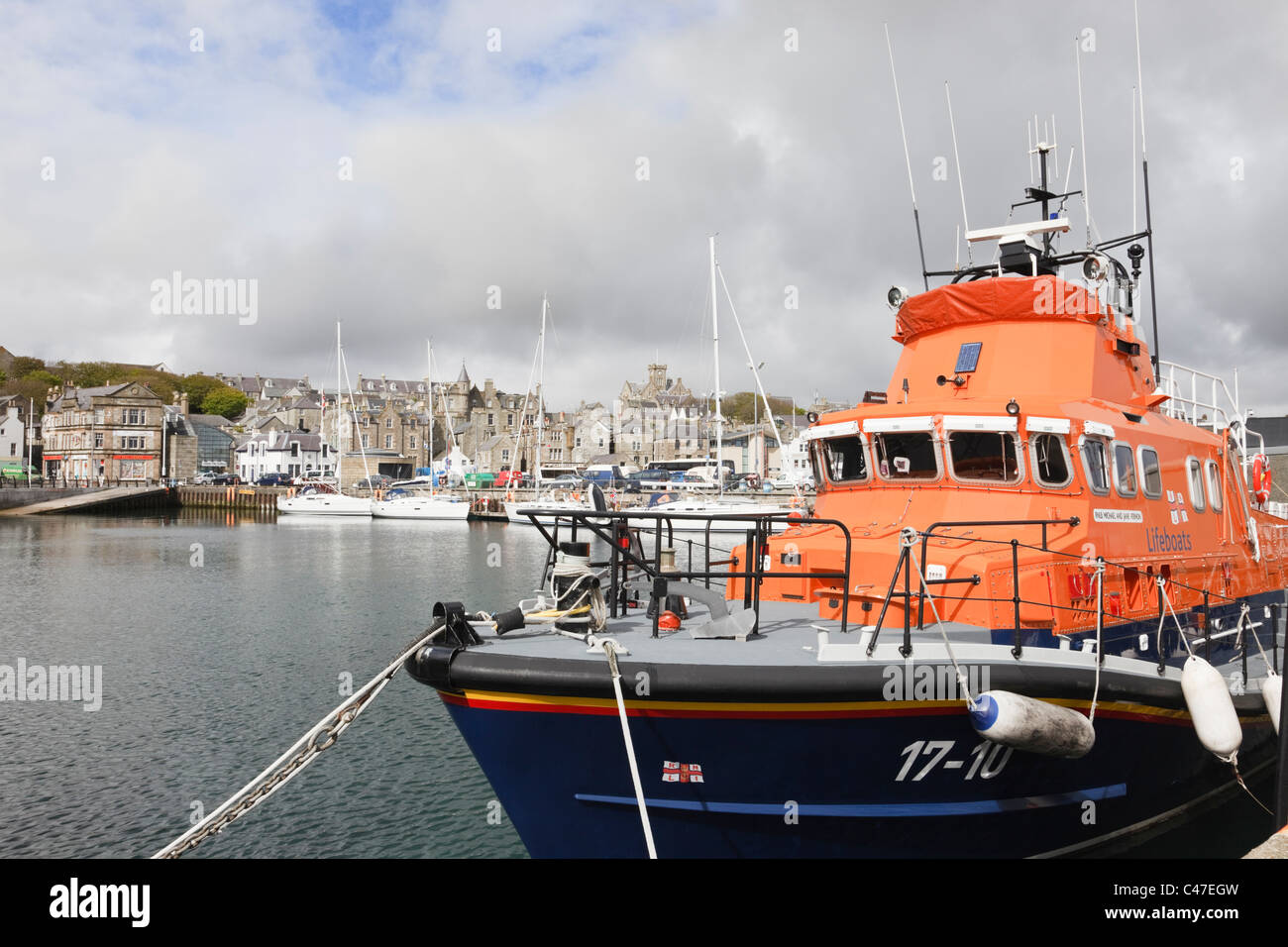 Lerwick, isole Shetland, Scotland, Regno Unito. Scialuppa di salvataggio RNLI RNLB Michael e Jane Vernon inserito nella piccola barca in porto città vecchia Foto Stock