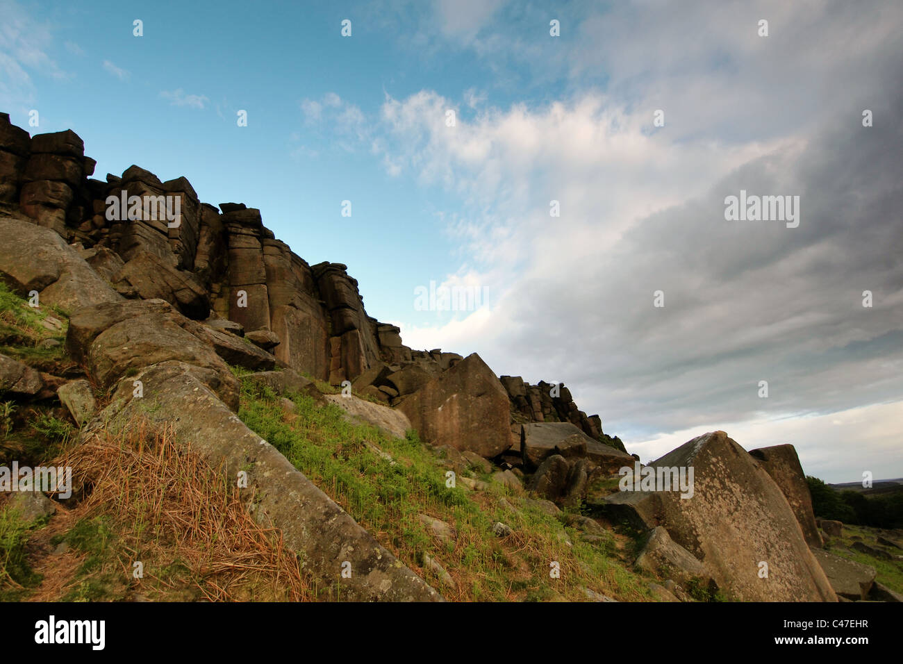 Bordo Stanage rocky gritstone affioramento del Peak District, Derbyshire, in Inghilterra, in Gran Bretagna Foto Stock