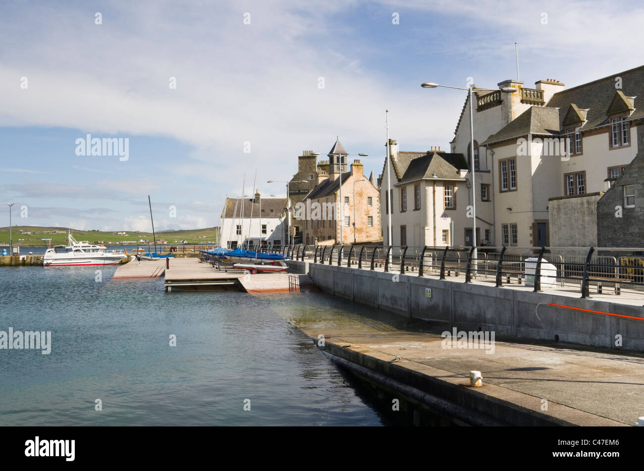 Lerwick, isole Shetland, Scotland, Regno Unito. Vista della piccola barca porto dominato dal vecchio edificio dell'ufficio postale sul lungomare Foto Stock