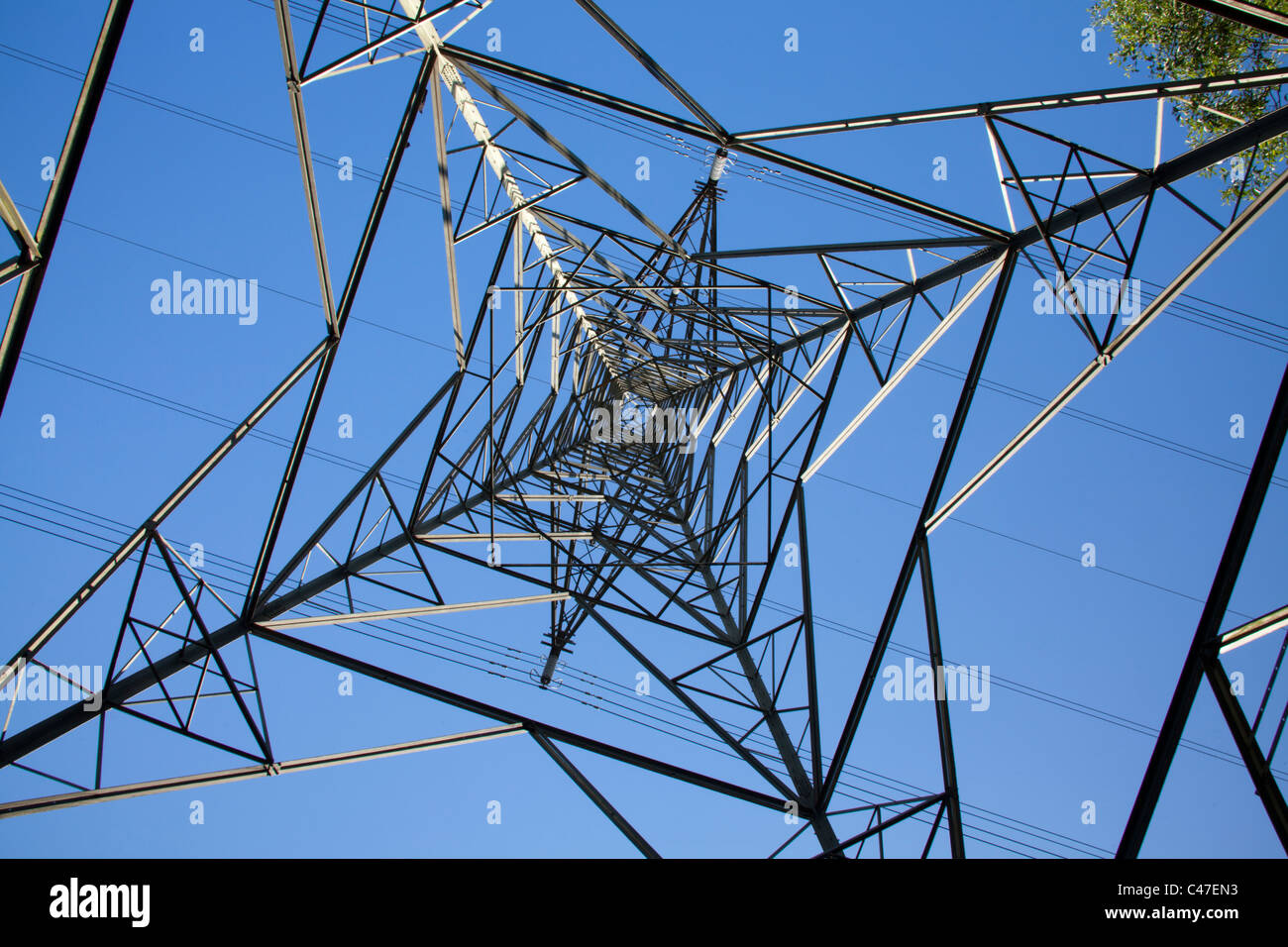 Vista verso l'alto di elettricità pilon con cielo blu Foto Stock