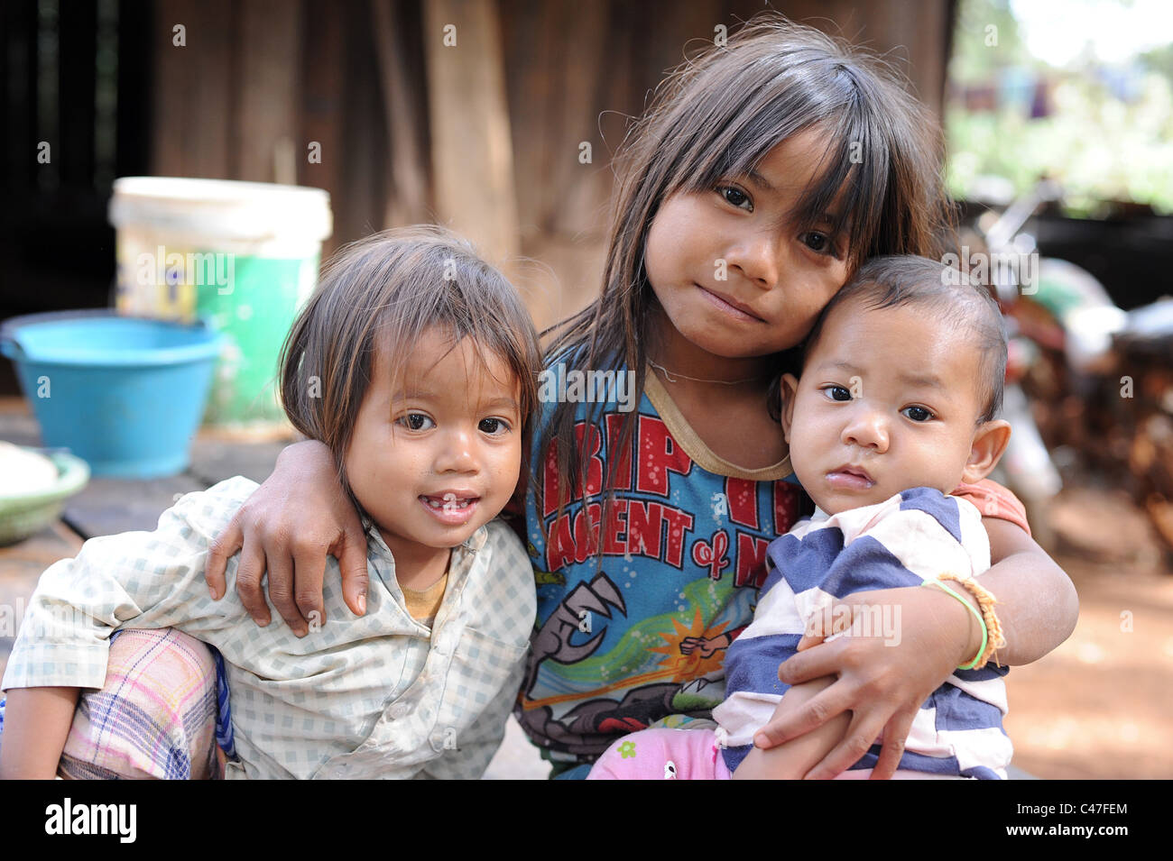 Tre bambini cambogiani, parte di un semi-nomade hilltribe persone conosciute come le tribù Bunong. Foto Stock