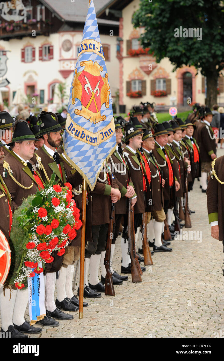 Pubblico annuale parata degli artisti interpreti o esecutori in costumi storici e vecchie armi in commemorazione di antichi soldati bavarese Foto Stock