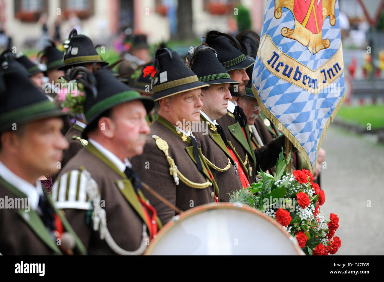 Pubblico annuale parata degli artisti interpreti o esecutori in costumi storici e vecchie armi in commemorazione di antichi soldati bavarese Foto Stock