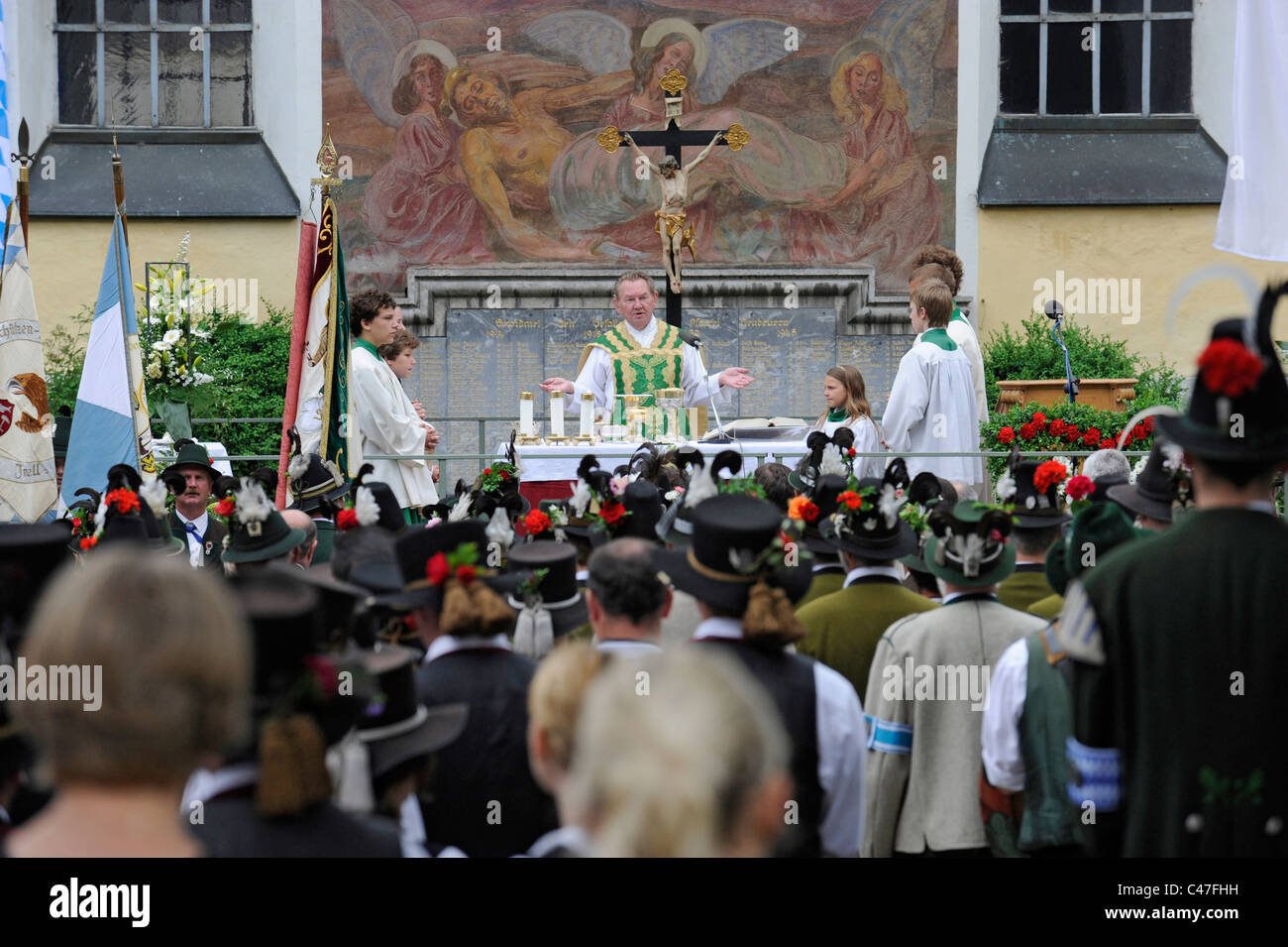 Outdoor messa cattolica sul luogo della città in Neubeuern, Baviera, Germania, con la gente in tradizionali abiti bavarese Foto Stock