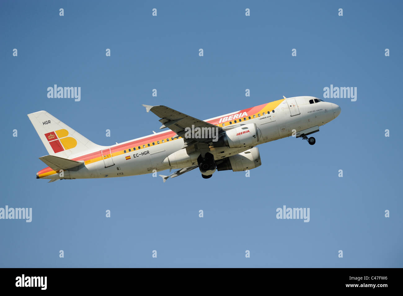 Aeroplano Airbus A319 della compagnia aerea spagnola Iberia al decollo dall'aeroporto di Monaco di Baviera in Germania Foto Stock