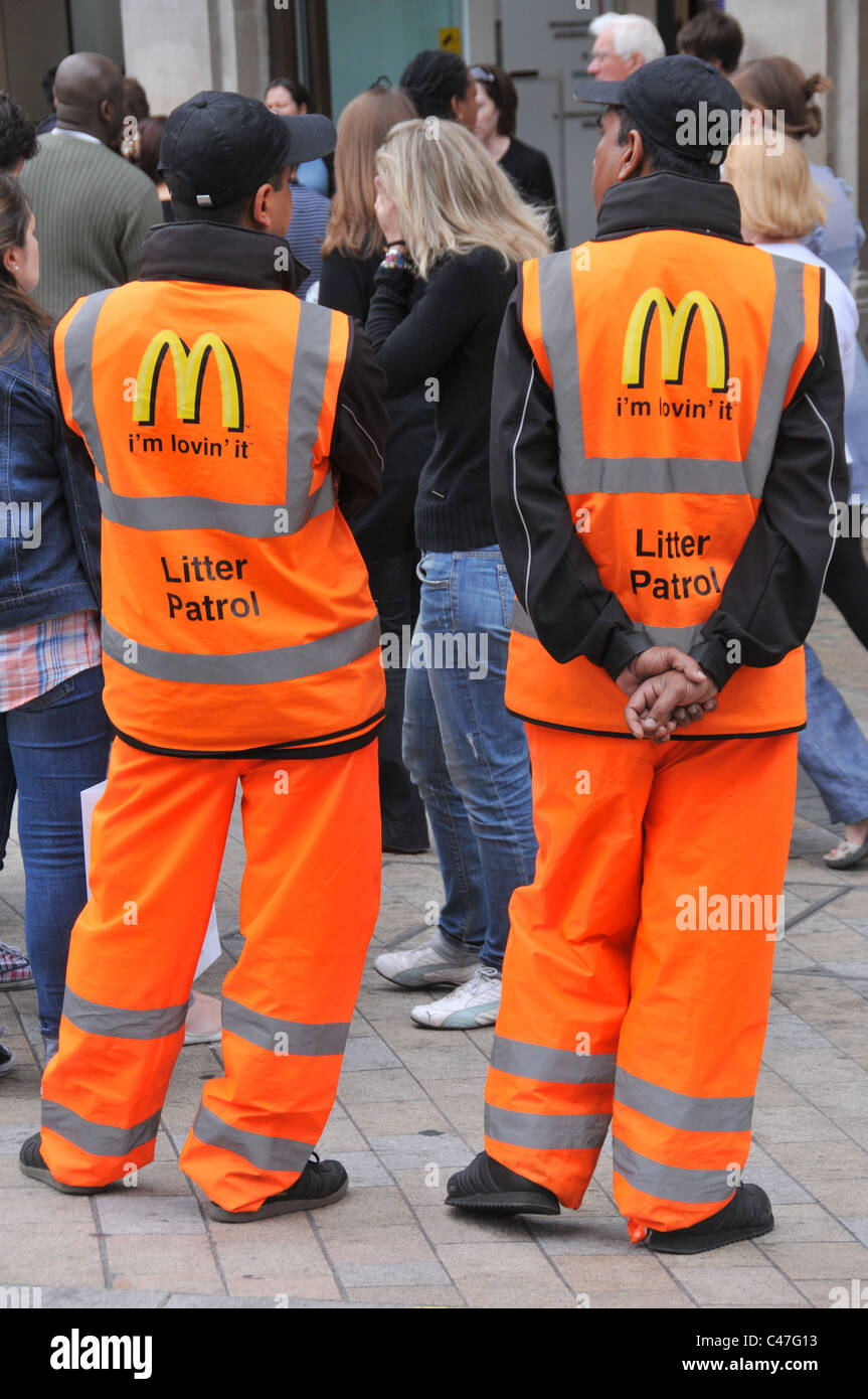 McDonalds pattuglia di lettiera fast food rifiuti cucciolata street pulitori branding corporate responsibility dustcart pulizia della strada Foto Stock