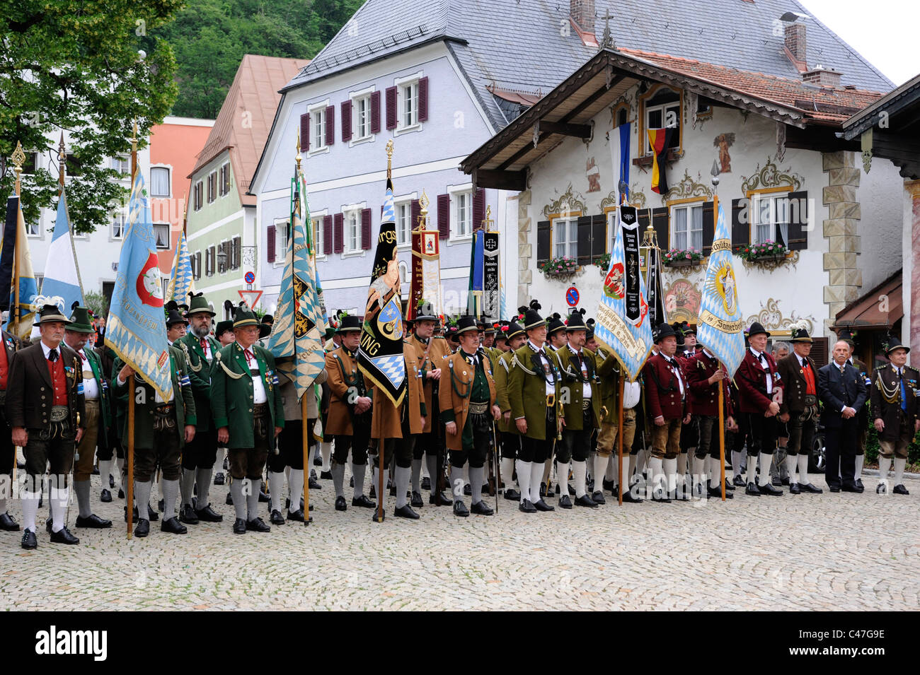 Pubblico annuale parata degli artisti interpreti o esecutori in costumi storici e vecchie armi in commemorazione di antichi soldati bavarese Foto Stock