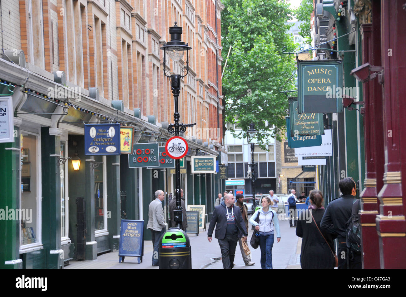 Il Cecil Court London di seconda mano libri francobolli collezionisti di stampe Foto Stock