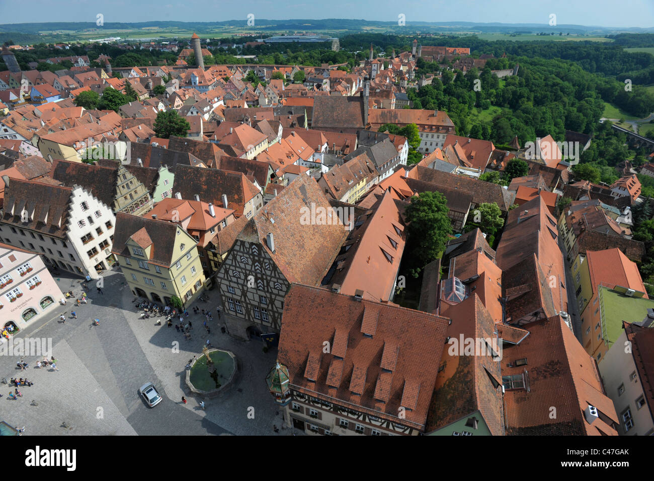 Vista panoramica di lingua tedesca famosa città medievale di Rothenburg ob der Tauber storico con vecchie case Foto Stock