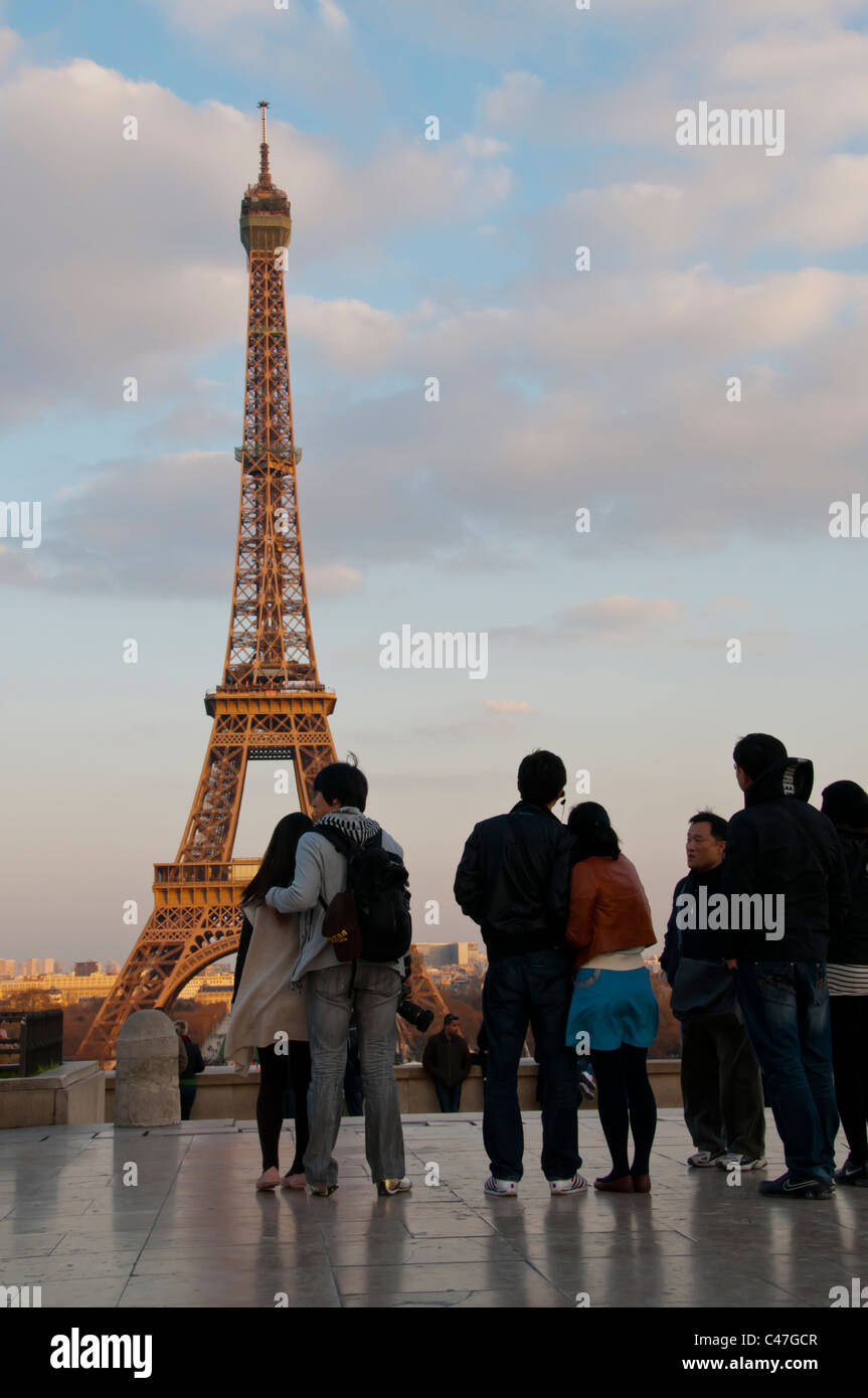 Parigi, Francia, gli adolescenti i turisti in visita a Trocadero, con vista della Torre Eiffel Foto Stock
