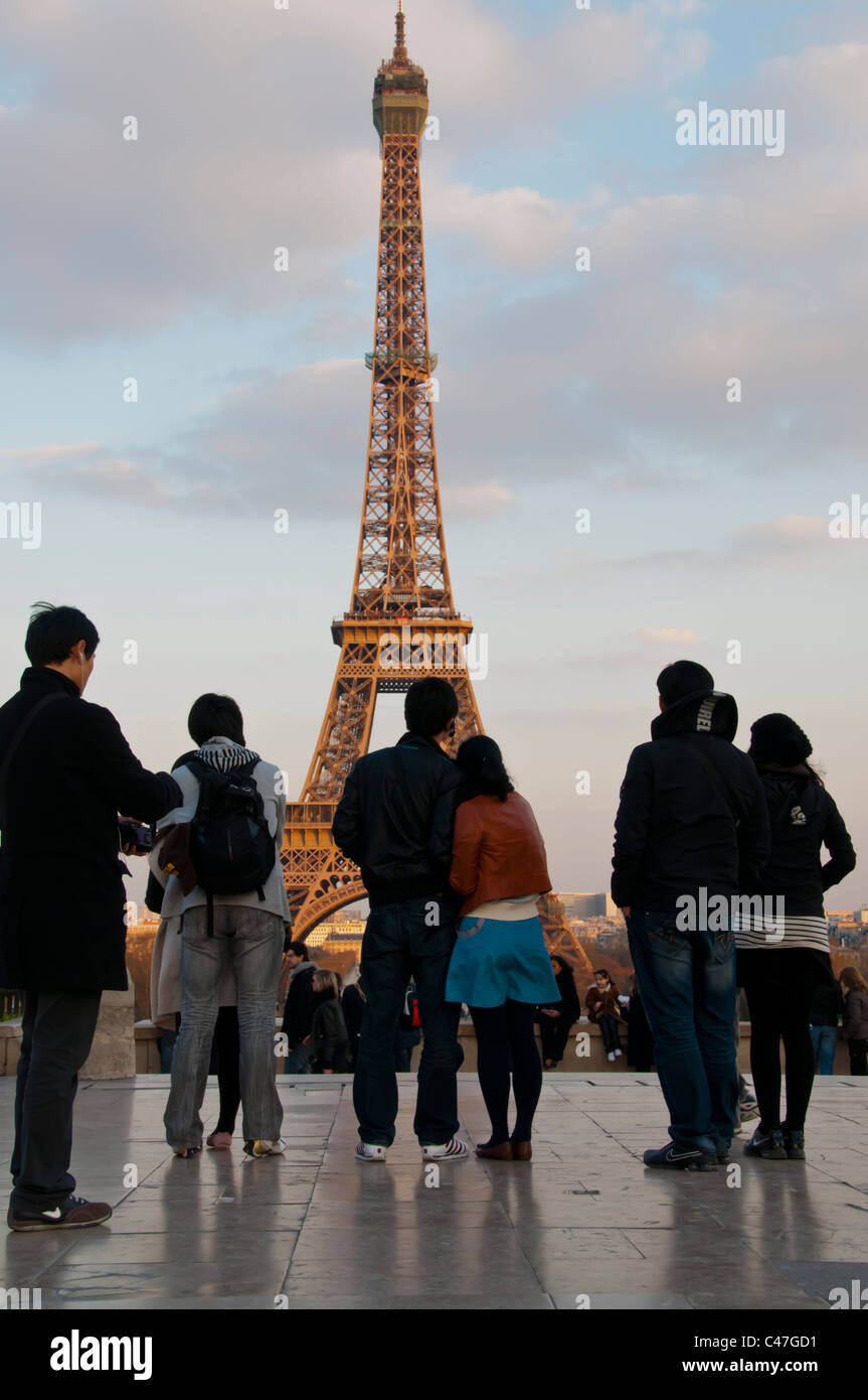 Parigi, Francia, gli adolescenti i turisti in visita a Trocadero, con vista della Torre Eiffel Foto Stock