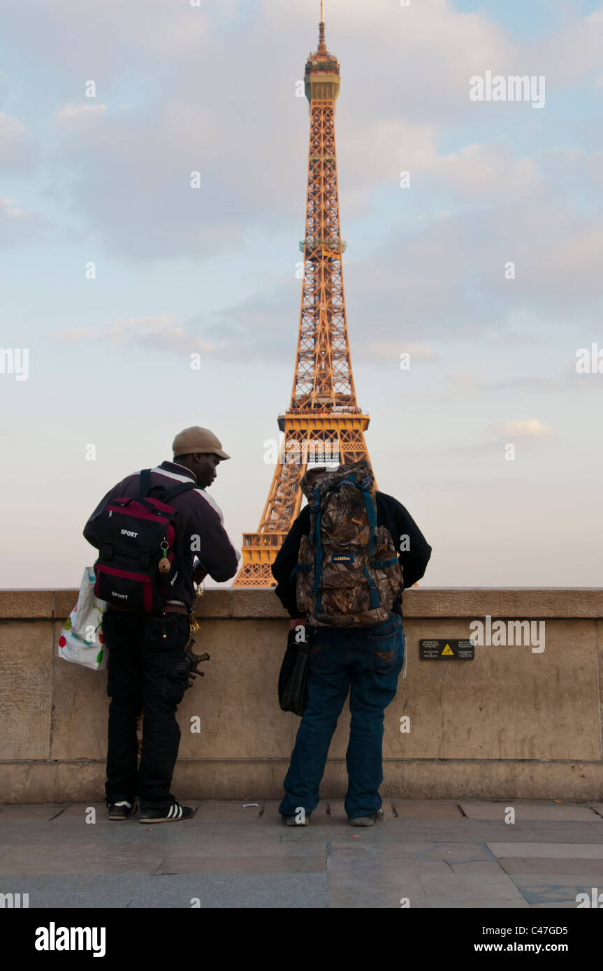Parigi, Francia, gli adolescenti i turisti in visita a Trocadero, Souvenir africani Street Hawker con vista della Torre Eiffel Foto Stock