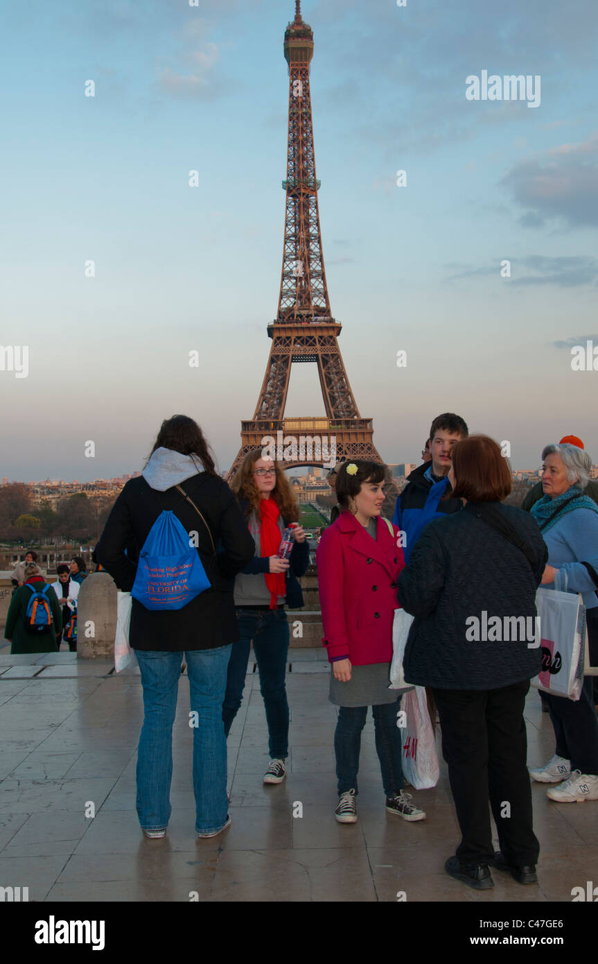 Parigi, Francia, gruppo di turisti adolescenti parlando, visitando il Trocadero, Vista della Torre Eiffel Foto Stock