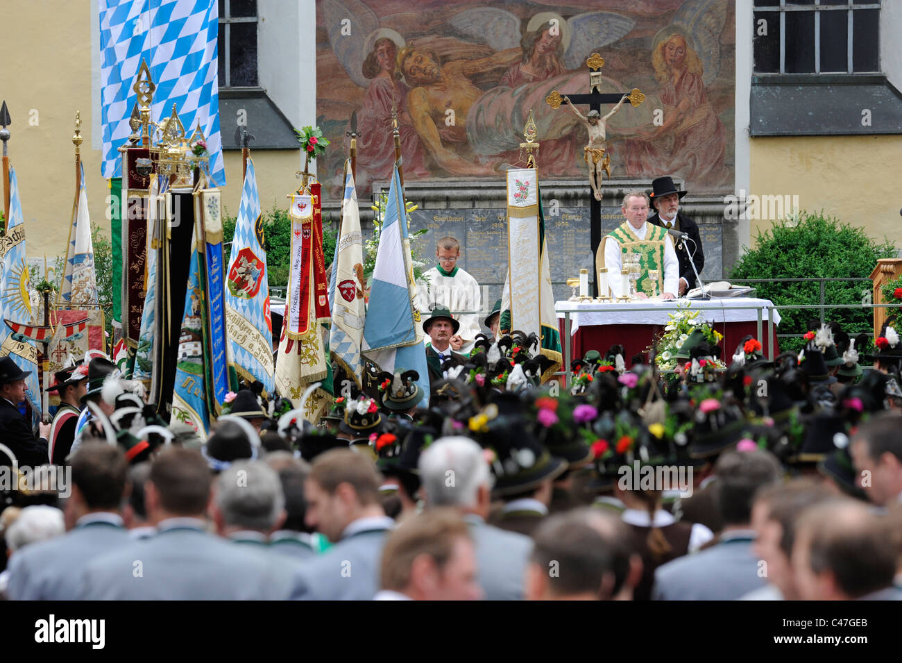 Outdoor messa cattolica sul luogo della città in Neubeuern, Baviera, Germania, con la gente in tradizionali abiti bavarese Foto Stock