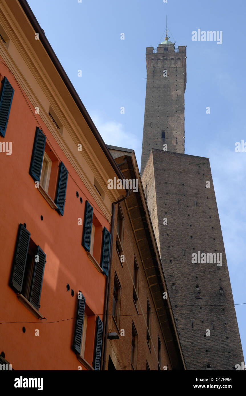 Torre degli Asinelli e Torre Garisenda vista da via Zamboni a Bologna Foto Stock
