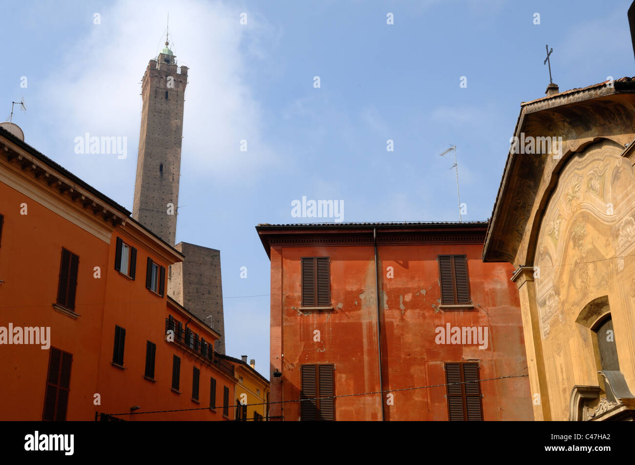 Torre degli Asinelli e Torre Garisenda vista da Via Zamboni Foto Stock
