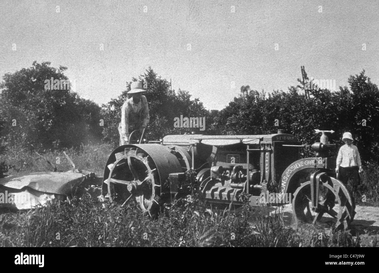 L'uomo opera il trattore al disco Orange grove nel 1918 Los Angeles country. Azusa agricoltura agricoltura la California del sud Foto Stock