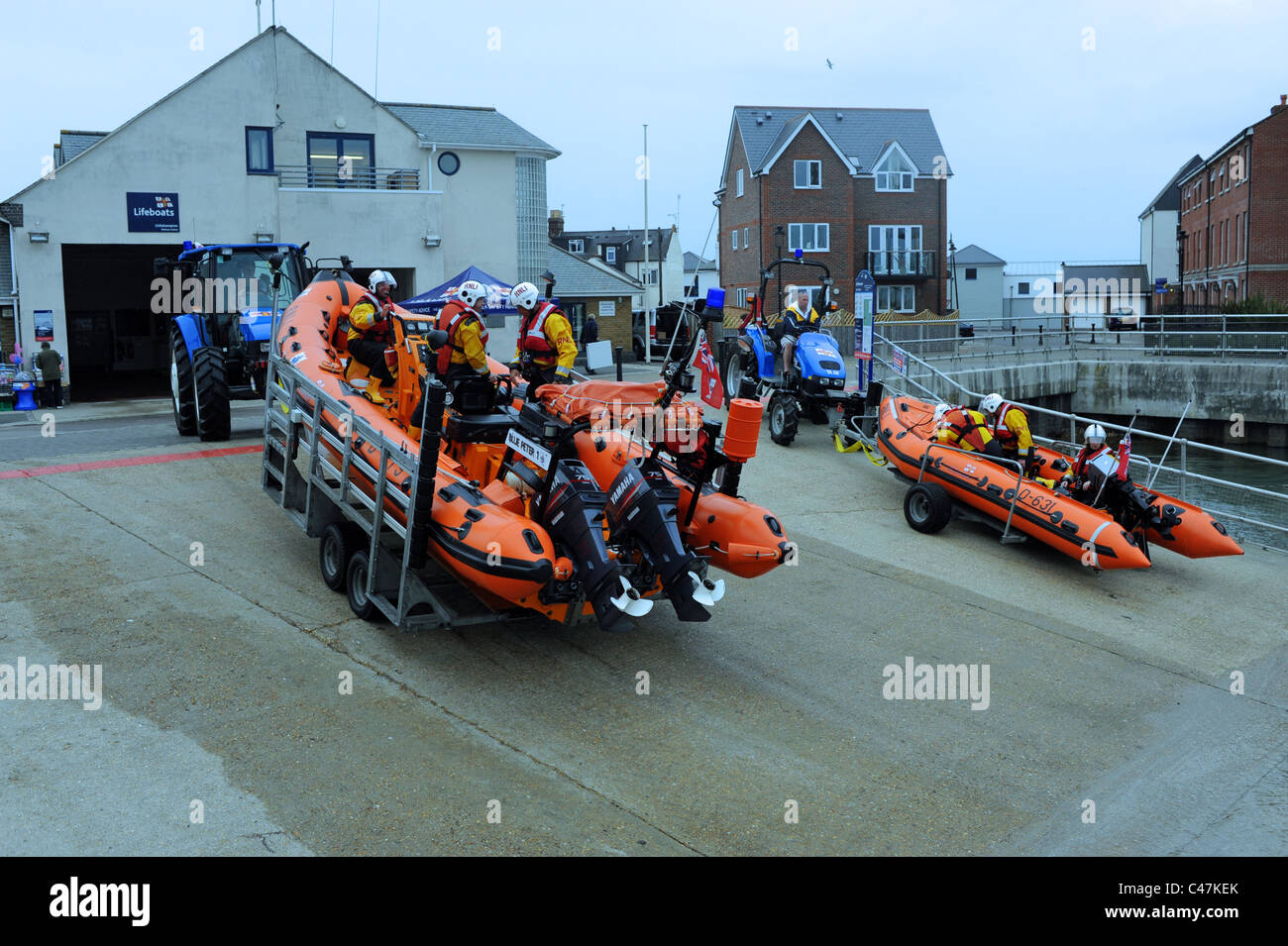 Imbarcazioni di salvataggio RNLI Trainato da trattori e lanciato dalla banchina a Piombino Porto sul fiume Arun REGNO UNITO Foto Stock