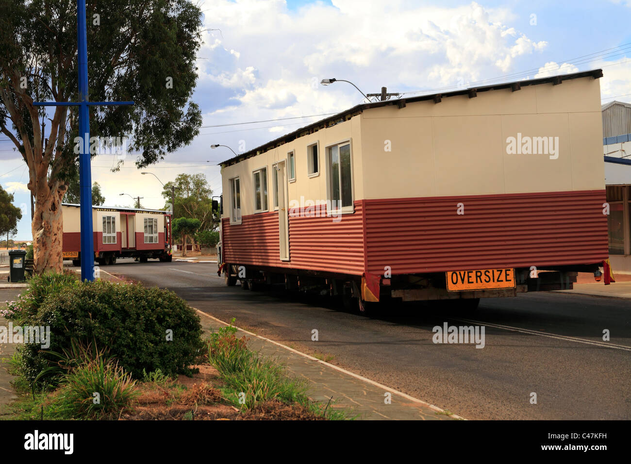 Prime mover camion adibiti al trasporto di un edificio, Carnamah Australia Occidentale Foto Stock