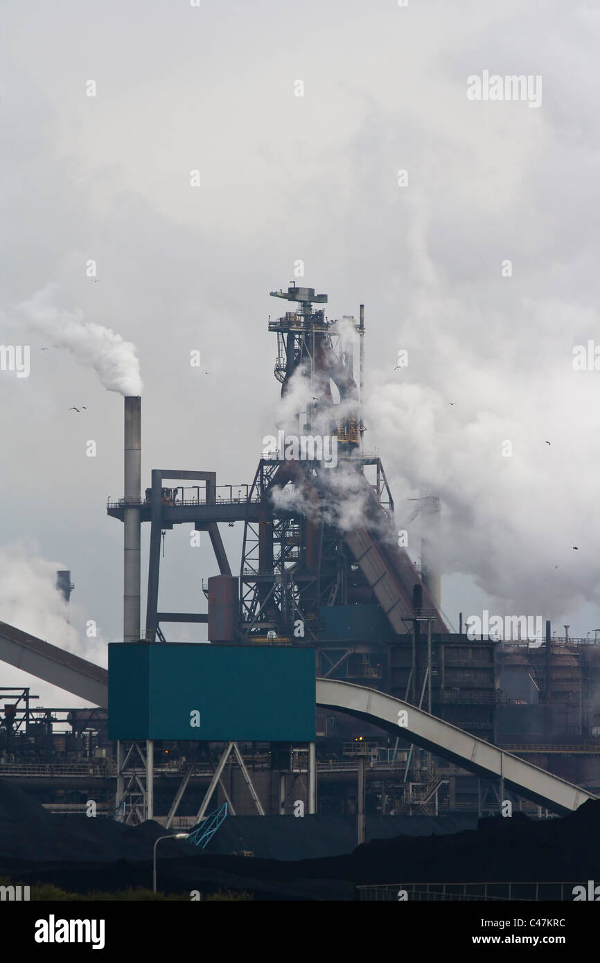 Industria pesante con i tubi e il fumo Foto Stock