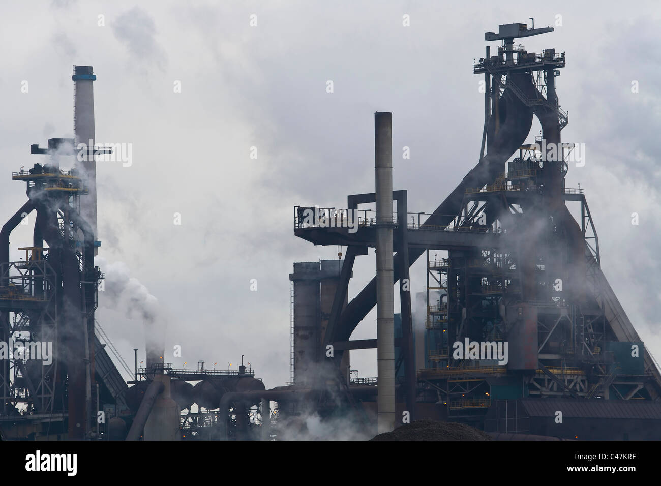 Industria pesante con i tubi e il fumo Foto Stock