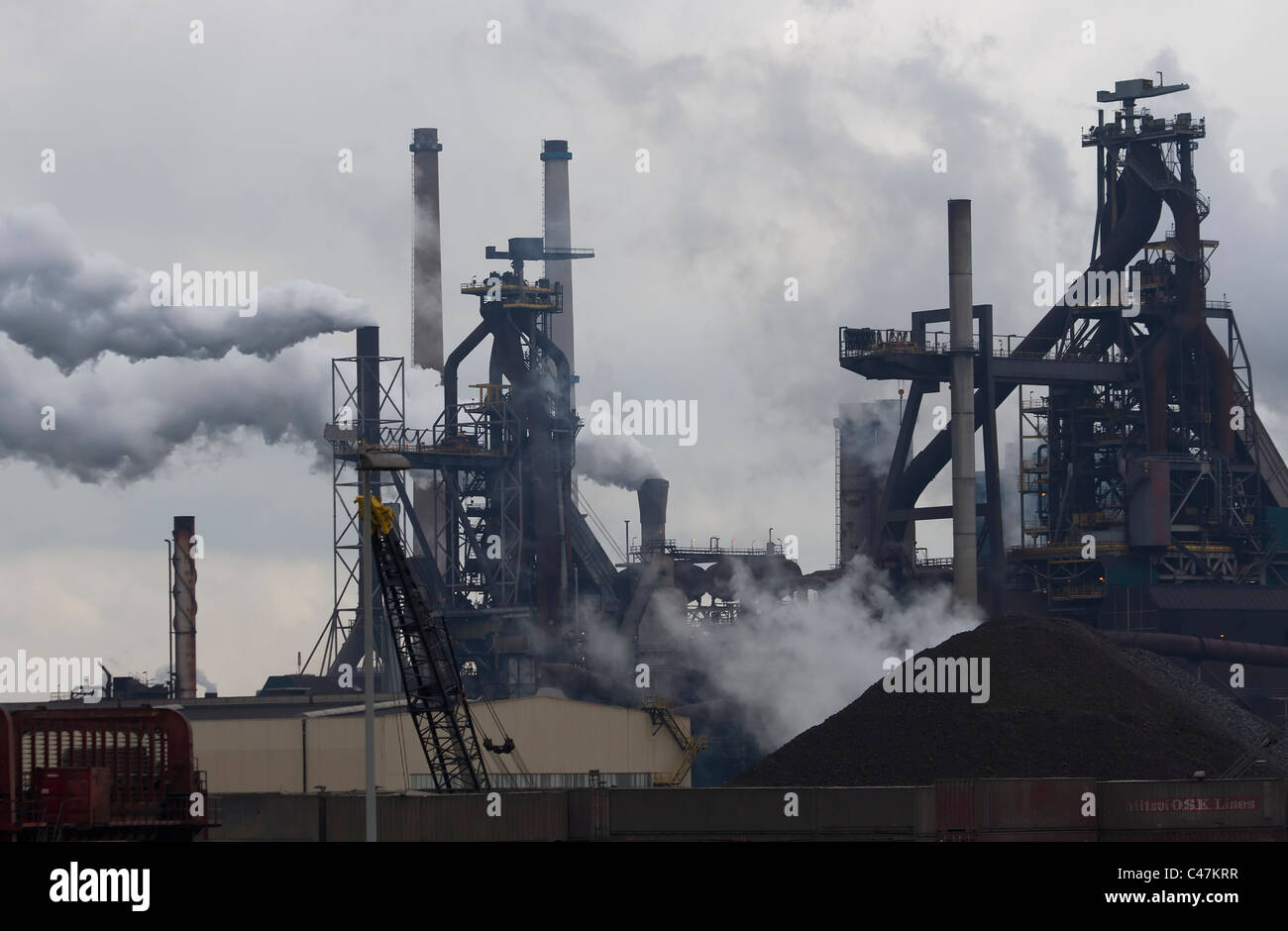 Industria pesante con i tubi e il fumo Foto Stock