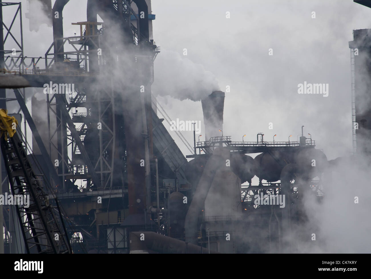 Industria pesante con i tubi e il fumo Foto Stock