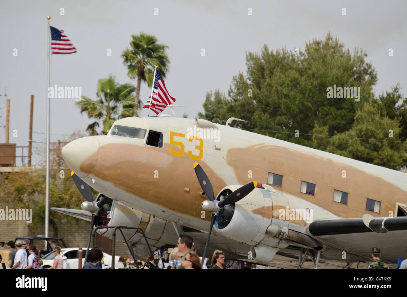 Un Douglas DC-3 sulla visualizzazione statica a Luca giorni air show a Luke Air Force Base in Glendale, Arizona, Stati Uniti d'America Foto Stock