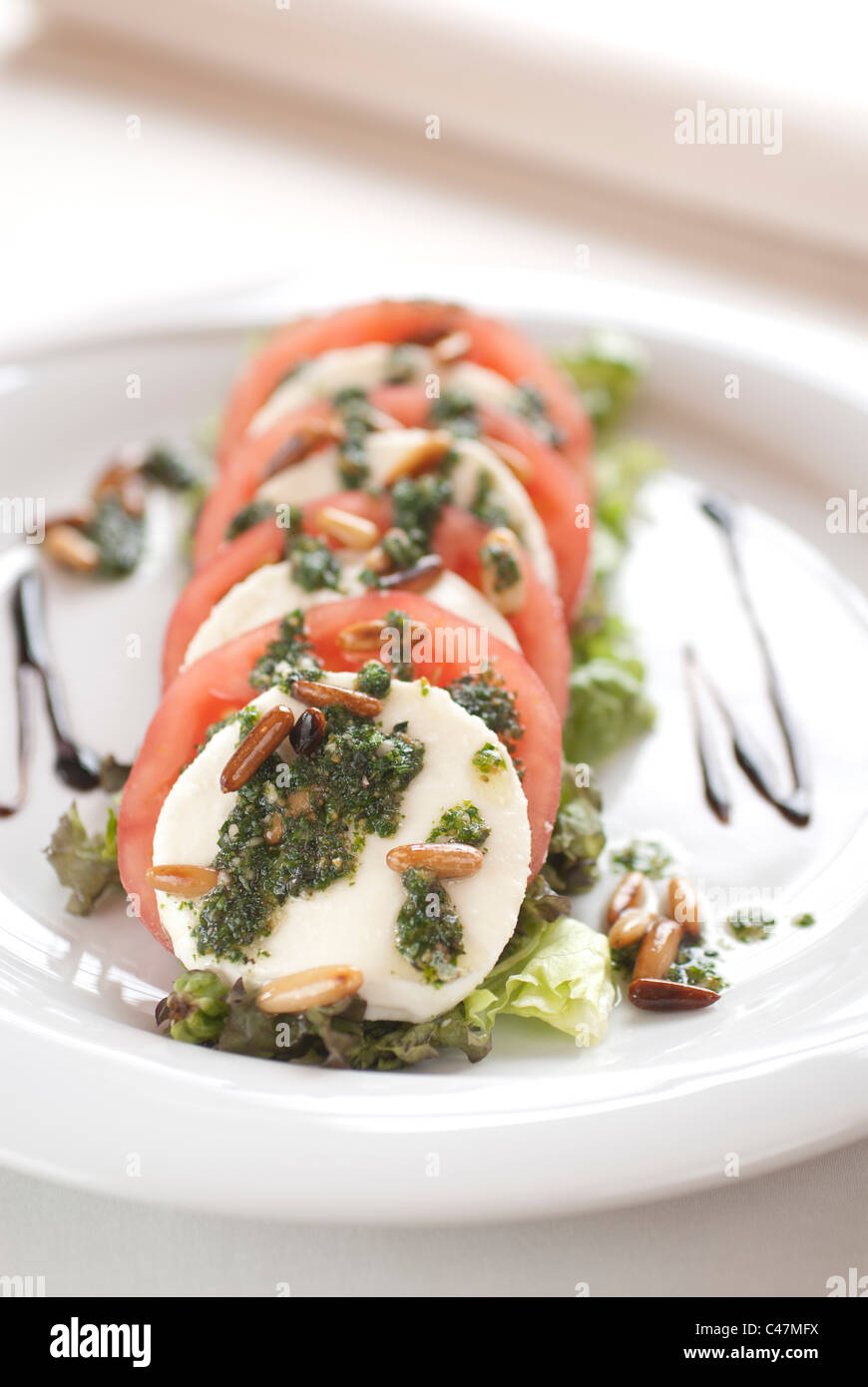 Insalata caprese, insalata, mozzarella, formaggi, caprese, basilico, pomodoro,l'olio,bicchiere di vino rosso Foto Stock