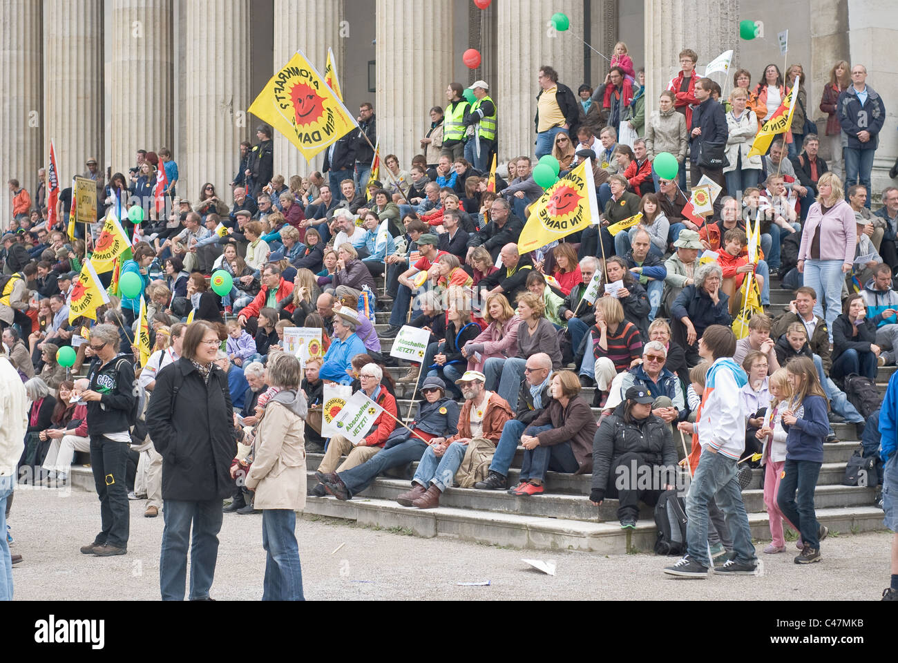 Monaco di Baviera, Germania - 28 Maggio: dimostranti presso il 'Anti energia atomica' rally, che si è tenuto presso il Koenigsplatz nel centro di Monaco di Baviera. Foto Stock