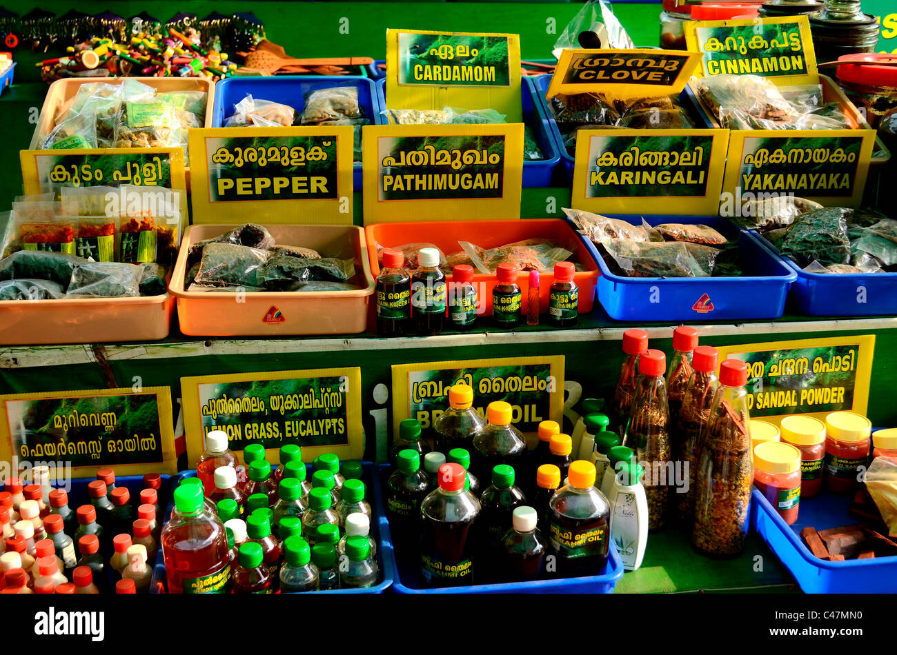 Condimenti e ayurveda medicinali in vendita in uno stallo in Kerala Foto Stock