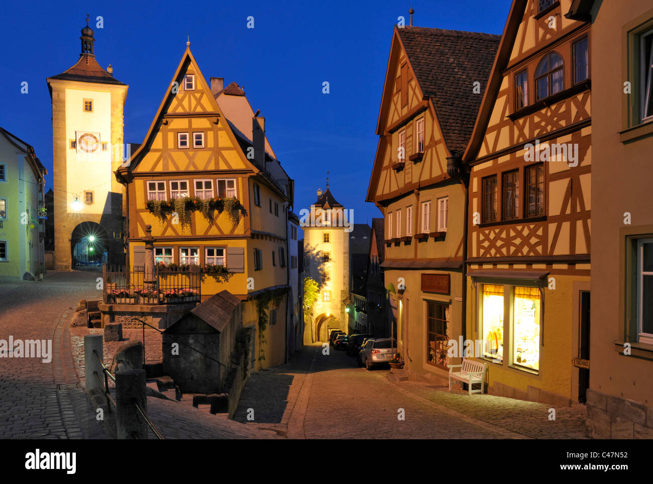 Vecchia città medievale di Rothenburg ob der Tauber in Germania, in Baviera, con edifici storici alla sera Foto Stock