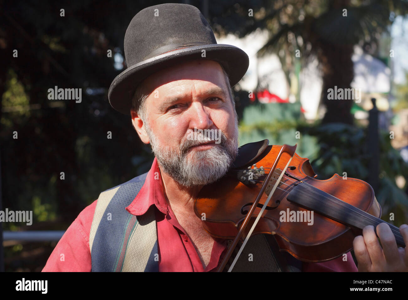 Fiddler musicista di strada al Royal Agricultural Show, Pietermaritzburg, KwaZulu Natal, Sud Africa. Foto Stock