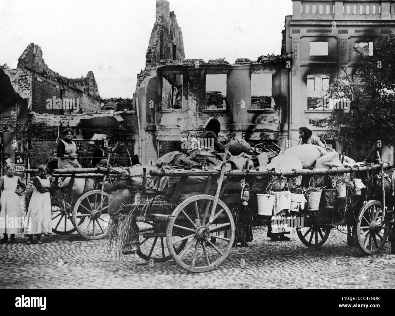 Di Prussia orientale i rifugiati nella parte anteriore di detriti, 1914 Foto Stock