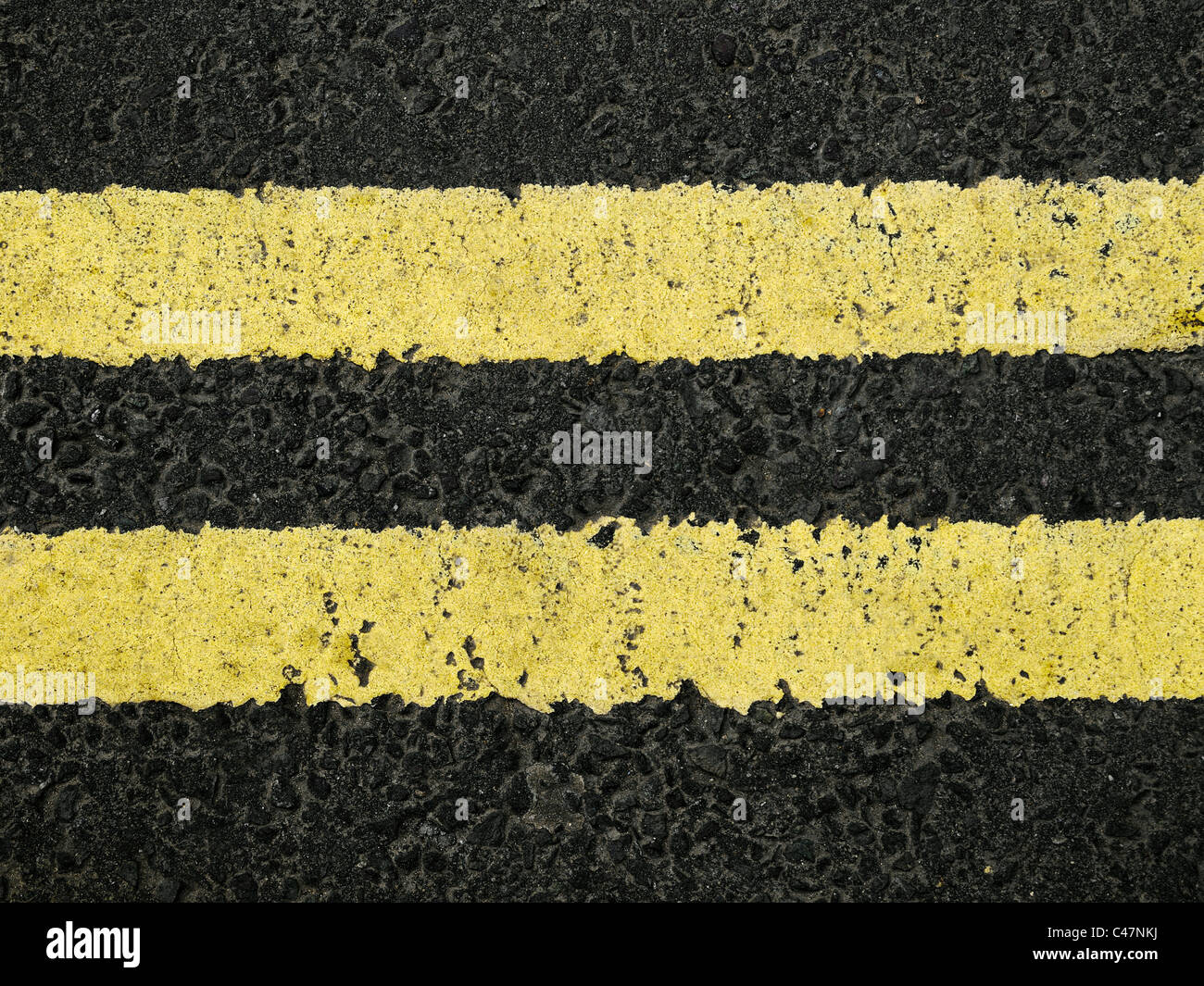 Doppia linea gialla su una strada, vicino. Foto Stock