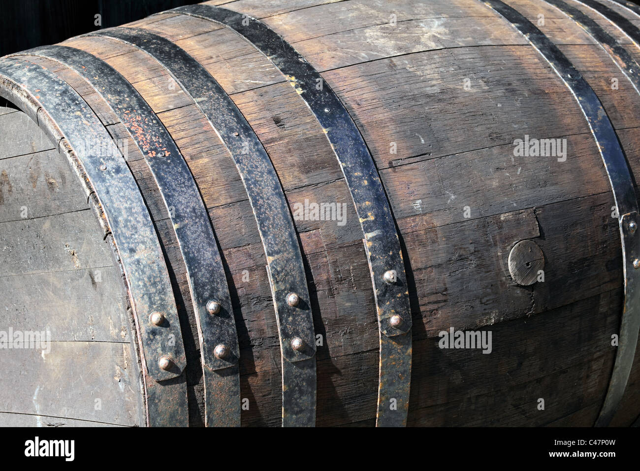 Il vecchio Barile di legno botte per alcol Foto Stock