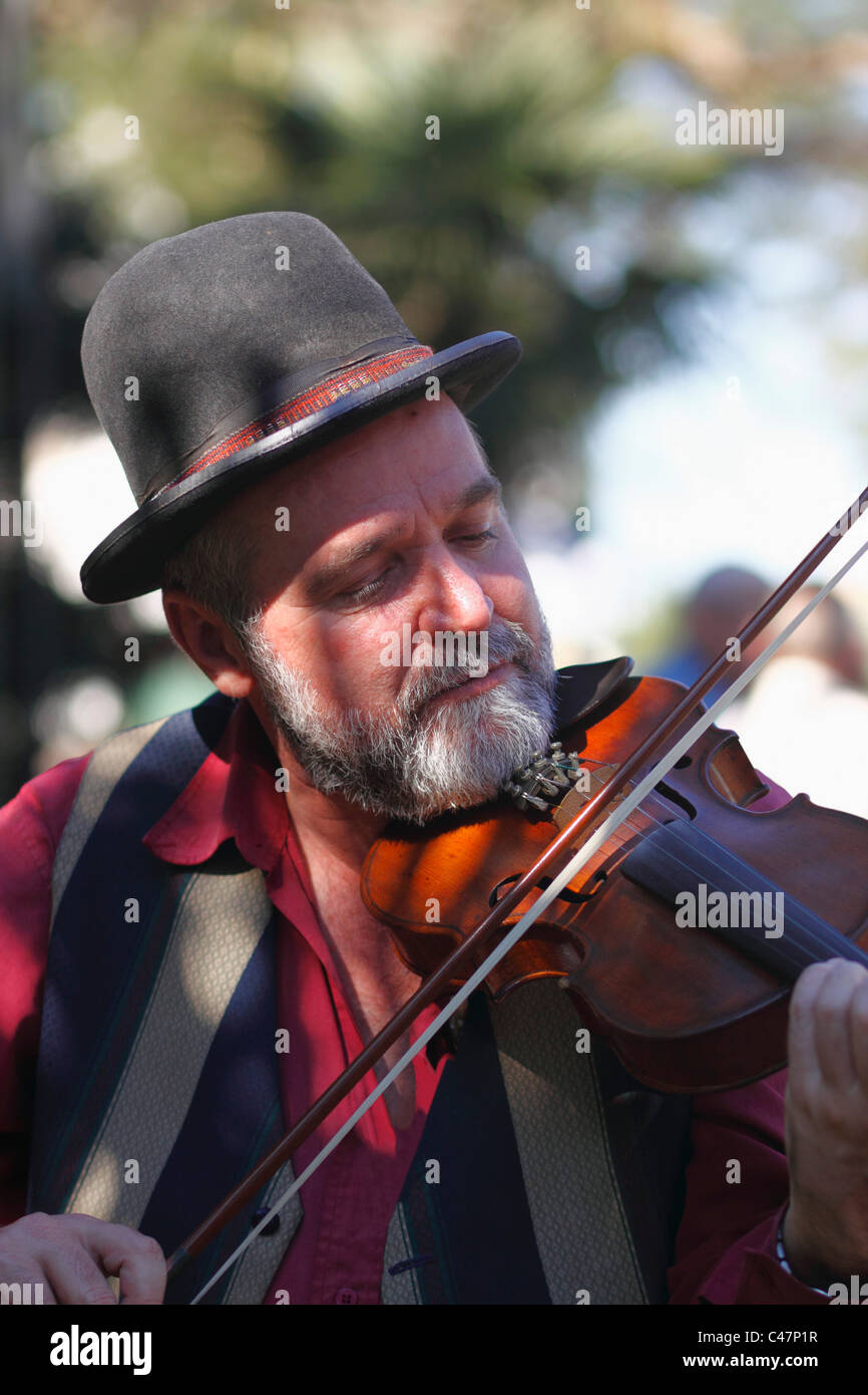 Fiddler musicista di strada al Royal Agricultural Show, Pietermaritzburg, KwaZulu Natal, Sud Africa. Foto Stock