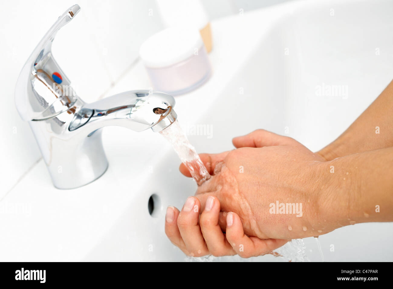 Close-up di mani umane essendo lavato sotto flusso di acqua pura da toccare Foto Stock