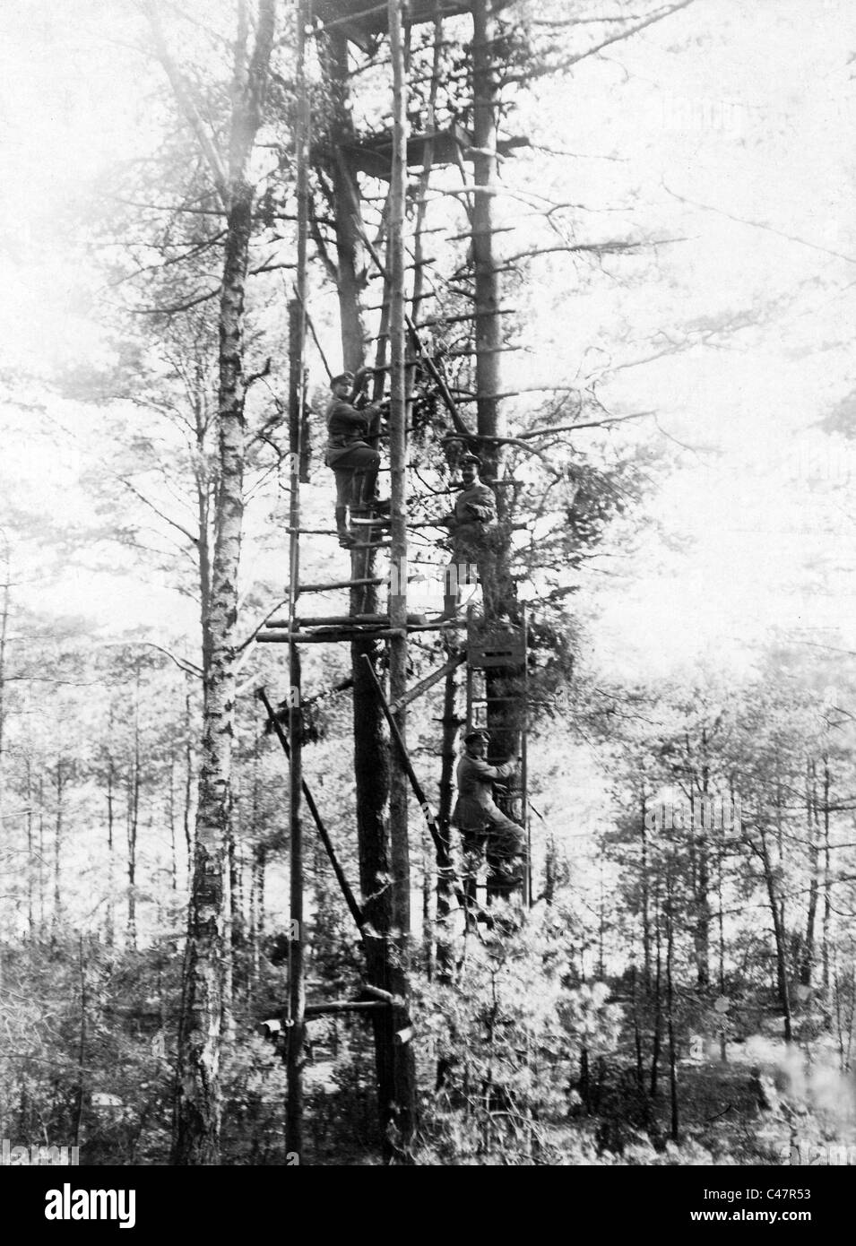 Ufficiali tedeschi su un posto di osservazione in russo in Polonia, 1915 Foto Stock