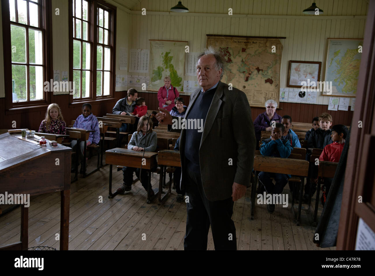 Insegnante nella replica auletta scuola in Scozia Foto Stock