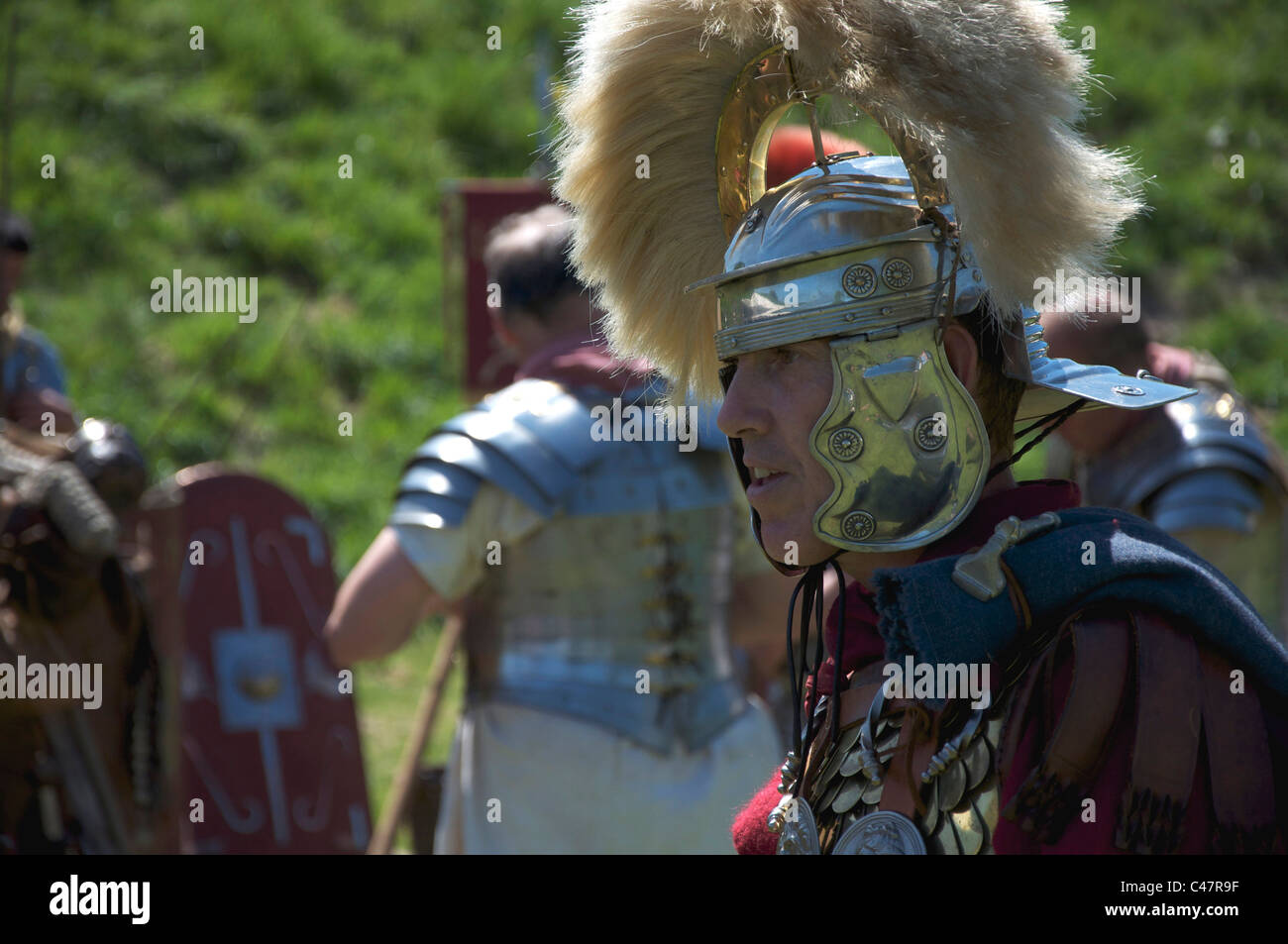 Un centurione romano della gamba ii avg rievocazione storica gruppo durante un display in anelli di maumbury nel Dorchester Dorset, Inghilterra, Regno Unito. Foto Stock